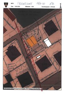 Situasjonsplan som viser tomtens plassering i forhold til nabolaget, eksisterende bygninger, planlagt terreng og støttemurer.