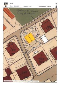 Situasjonsplan som viser tomtens plassering i forhold til naboer, gater og planlagt terrengform med støttemurer.