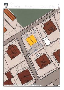 Situasjonsplan som viser tomtens plassering i forhold til nabolag, veier og eiendomsnummer.
