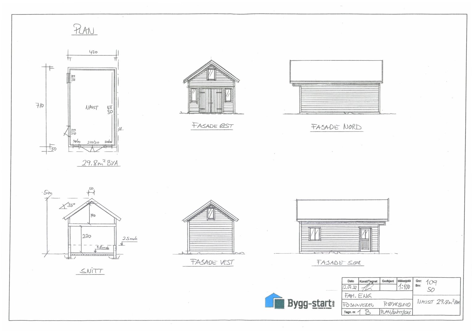 En tegning som viser etasjeplan (PLAN), fire fasader (FASADE ØST, FASADE NORD, FASADE VEST, FASADE SØR) og et snitt (SNITT) av en liten bygning.