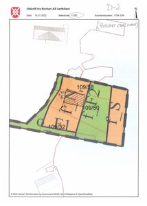 Situasjonsplan som viser eiendomsinndeling (f.eks. 109/32, 109/50), bygningers plassering og grenser. Inneholder også koordinatsystem og målestokk.