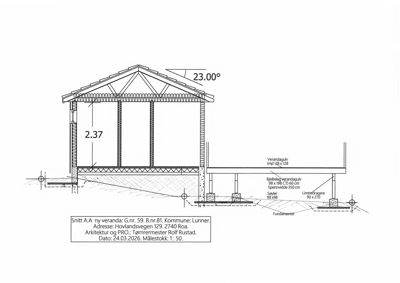 Snittegning (Snitt A:A) som viser tverrsnittet av en ny veranda med detaljer om konstruksjon, høyder og materialer.