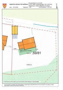 Situasjonskart som viser tomtens grenser, nabolag, eksisterende bygninger og planlagt ny veranda med mål.