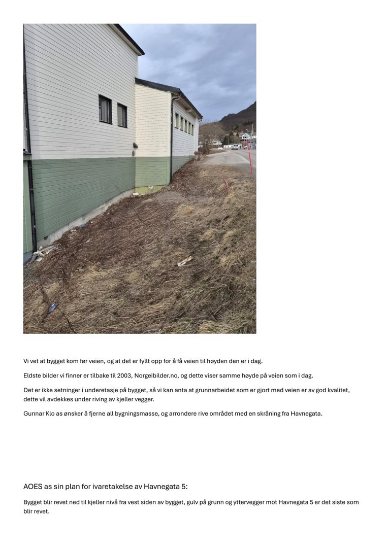 Fotografi av en hvit og grønn bygning sett fra siden, med tekst om byggesaken nedenfor.