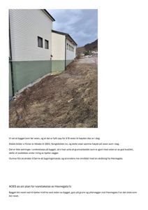 Fotografi av en hvit og grønn bygning sett fra siden, med tekst om byggesaken nedenfor.