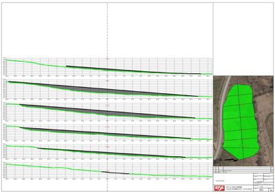 Situasjonsplan med topografiske konturlinjer (konturkart) og en flyfoto som viser tomtegrenser og veier.