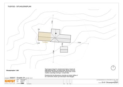 Situasjonsplan som viser bygningens plassering i forhold til terrenget og nabolaget.