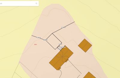 Situasjonsplan som viser tomtens form, grenser (med mål), og plassering av bygninger på tomten.