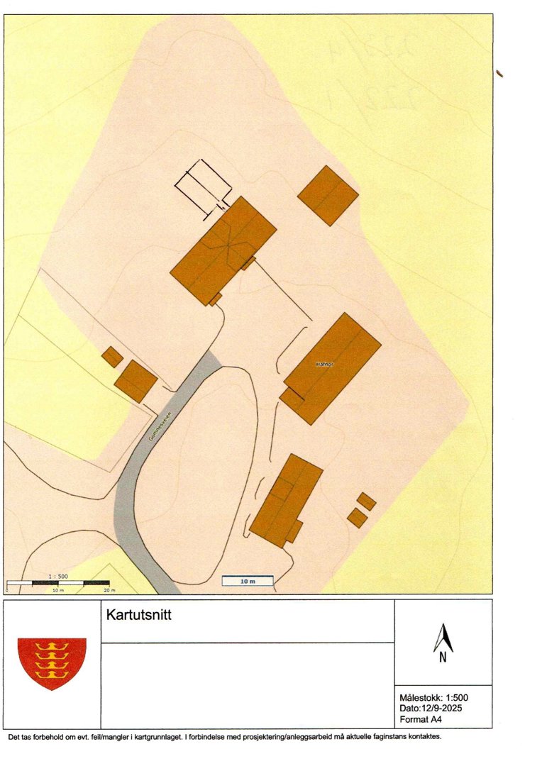 Situasjonsplan (kartutsnitt) som viser plassering av bygninger, veier og tomtegrenser i forhold til omgivelsene.