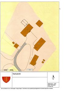 Situasjonsplan (kartutsnitt) som viser plassering av bygninger, veier og tomtegrenser i forhold til omgivelsene.
