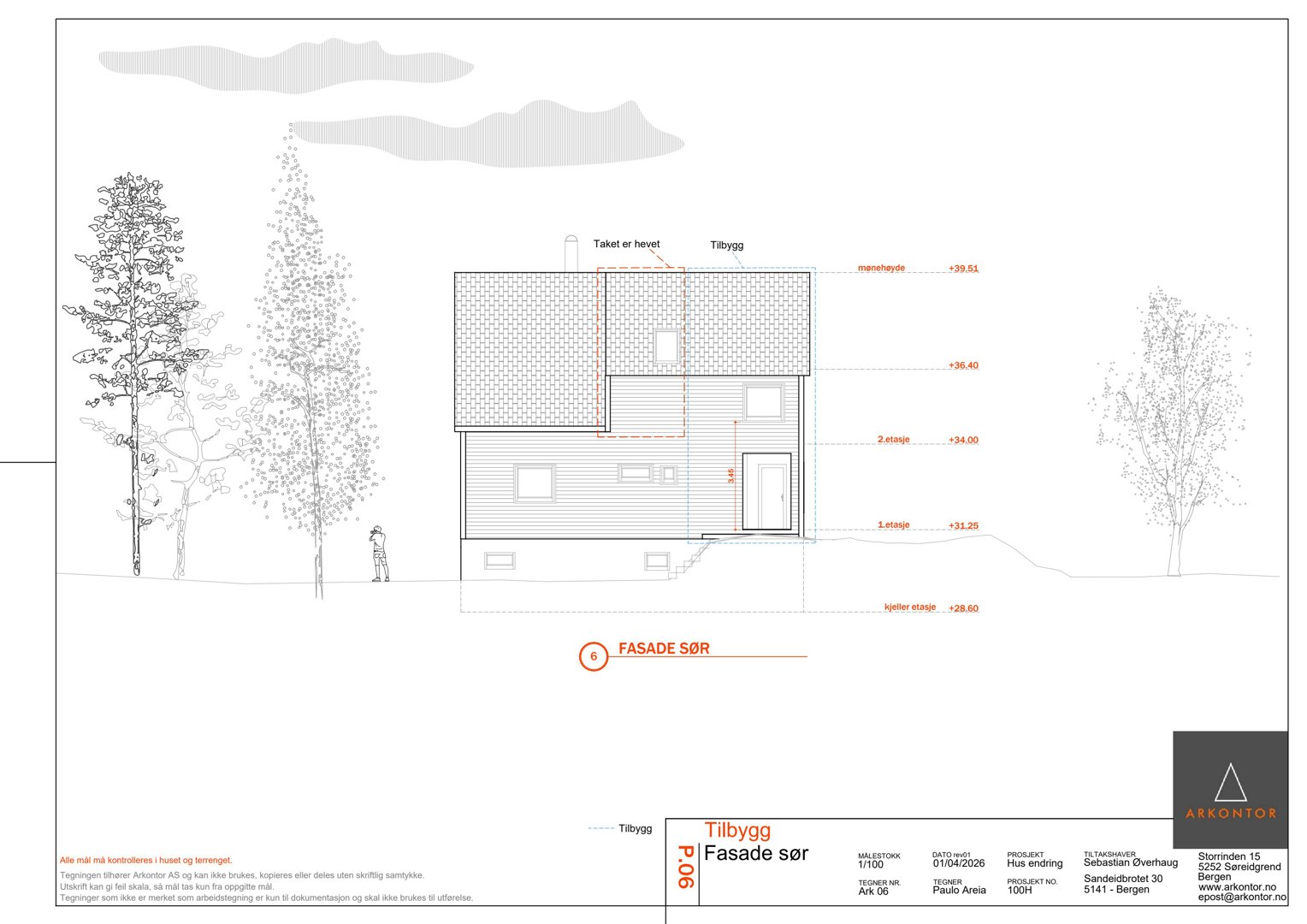 Fasadetegning som viser etasjeplaner, høyder og en tilbyggplan for en bolig.