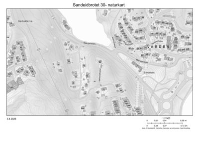 Naturkart over området Sandeidbrotet 30 med topografi, veier og eiendommer.