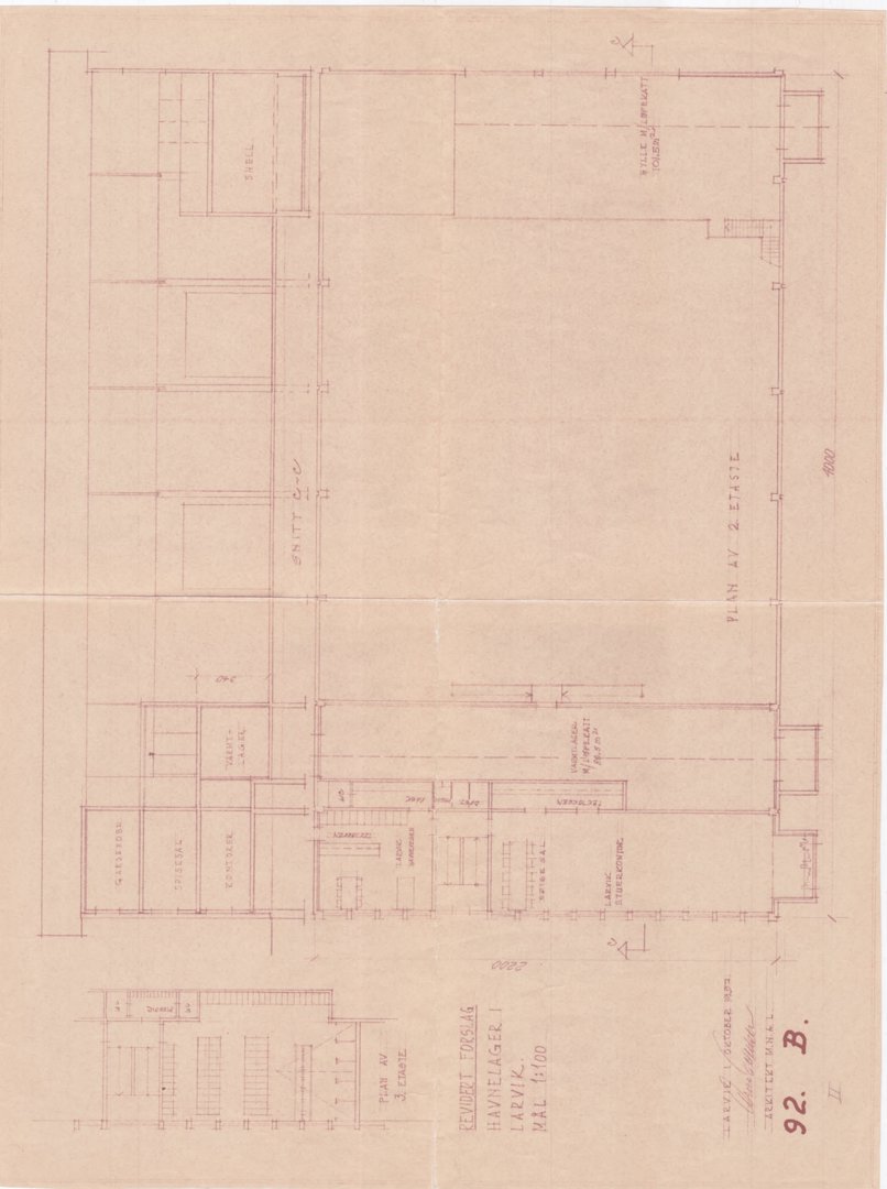 Etasjeplan (2. etasje) med romfordeling, dører, vinduer og mål for en bygning.