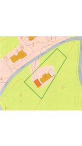 Situasjonsplan som viser tomtens grenser (grønn linje), nabotomter, veier og topografi.