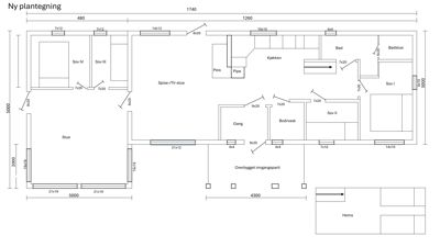Etasjeplan (plantegning) som viser romfordeling, dimensjoner og plassering av dører og vinduer i en bolig.