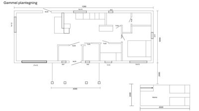 En gammal plantegning som viser romfordeling, døråpninger og dimensjoner for et hus.
