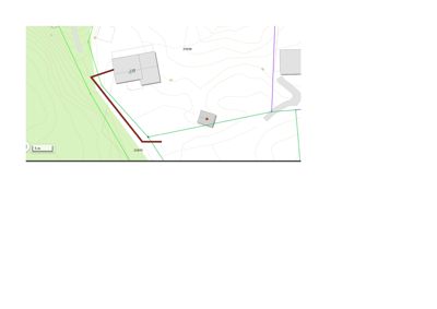 Situasjonsplan som viser tomtens form, konturer (konturlinjer), eksisterende bygninger og grenser.