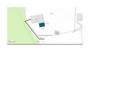 Situasjonsplan som viser tomtens form, eksisterende og planlagt bebyggelse, høydemålerlinjer (kontur), og en markert grense eller vei (rød linje).