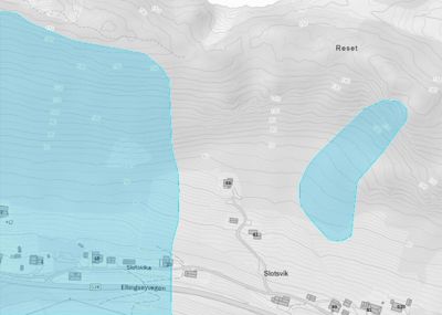 Situasjonsplan som viser topografi (høydekurver), vannareal (blått), og plassering av bygninger i forhold til hverandre og terrenget.