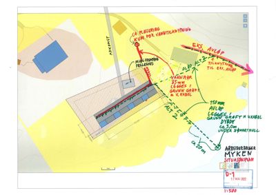 Situasjonsplan som viser plassering av vannrør, avløp og kum i forhold til eksisterende bygninger (hus) og terreng.