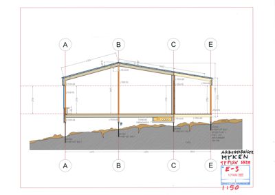 Tegning som viser et tverrsnitt gjennom en bygning (typisk snitt), med angitte mål, konstruksjonsdetaljer og grunnforhold.