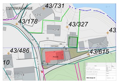 Situasjonsplan som viser eiendomsinndeling (gnr/bnr), vegforløp, topografi og plassering av bygninger/støttemurer.
