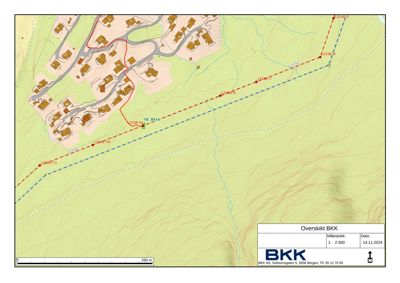 Situasjonsplan (oversikt) som viser etasjeplaner, veier, og topografi i området.