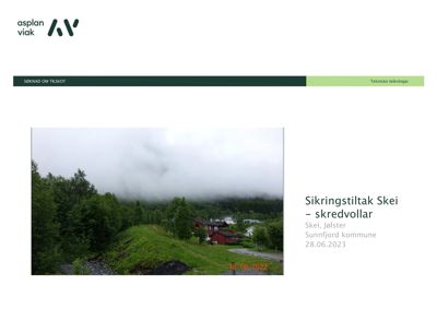 Fotografi av et skredvold-område med skog og en bygning i bakgrunnen, tatt 16.06.2022.