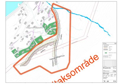 Situasjonsplan som viser et sikringsområde (markert med rødt) i forhold til eksisterende bebyggelse (Vikagården bustadfelt), veger (Lebøveien, Fergveien) og en elv.