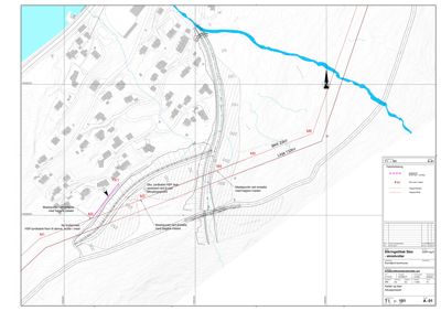 Situasjonsplan som viser tomtens beliggenhet i forhold til omgivelsene, inkludert eksisterende bygninger, topografi (konturlinjer), vannløp, og planlagte eller eksisterende infrastruktur (spenningsledninger).