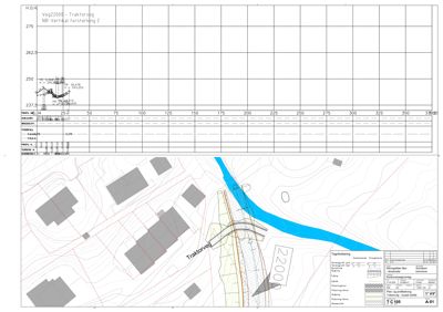 Situasjonsplan som viser tomtens form, høydekurver, eksisterende og planlagt bebyggelse, samt Traktorvegen og en elv.