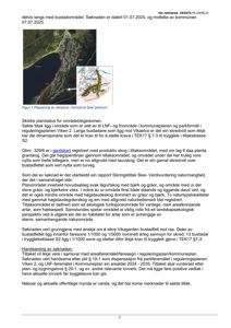 Fotografi av et skredvollområde med en innfelt situasjonsplan (Figur 1) som viser plassering i forhold til Skei sentrum.