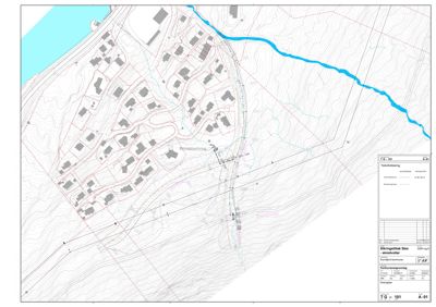 Situasjonsplan som viser tomtens beliggenhet i forhold til omgivelsene, inkludert topografi (konturlinjer), vannløp, eksisterende bygninger og planlagte tiltak.