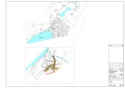 Situasjonsplan som viser tomtens beliggenhet i forhold til omgivelsene, inkludert vannmasser, veier og nabolag.