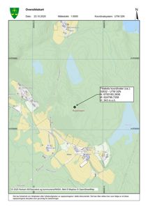 Oversiktskart over et område med topografi, vann og bebyggelse, inkludert koordinater for et tiltak.