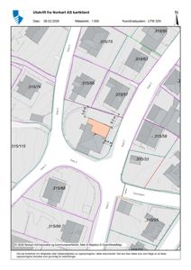 Situasjonsplan som viser tomtegrenser, eiendomsnummer (f.eks. 315/56), veier og en planlagt bygning (oransje farge).