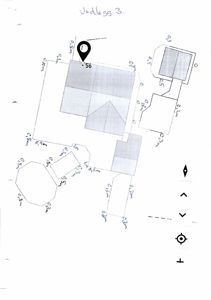 Situasjonsplan med tegnet bygning, mål på tomtegrenser og en markør som indikerer en spesifikk punkt (56).