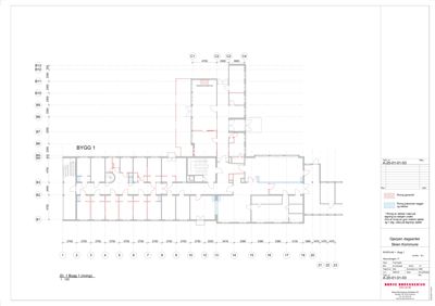 Etasjeplan (1. etasje) for en bygning kalt 'BYGG 1'. Tegningen viser romfordeling, vegger, dører, trapp og dimensjoner. Den inneholder også en tegningsliste og en beskrivelse av endringer (rødt og blått).