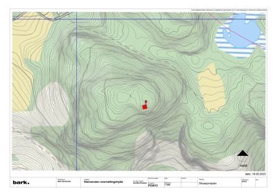 Situasjonsplan som viser topografi (høydekurver), bygningens plassering (rødt), og orientering (nordpil).