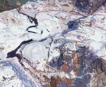 Kart over et område med topografi, vannløp og overlagte arealplanleggingsgrenser.