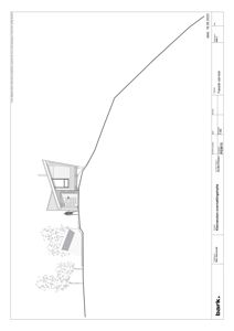 Fasadetegning som viser bygningens utseende fra siden, inkludert takform, vinduer og terrengforhold.