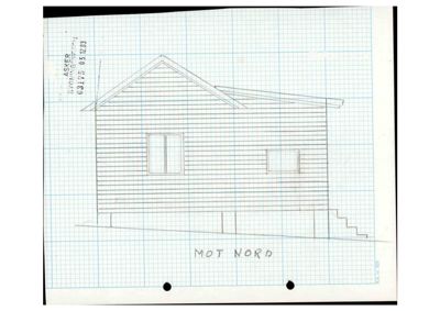 En håndtegnet fasadetegning av en hytte sett fra nord.