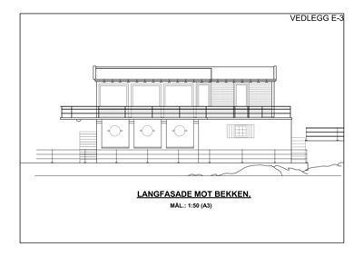 Langfasade tegning av en bygning sett fra siden, med tekst 'LANGFASADE MOT BEKKEN'.