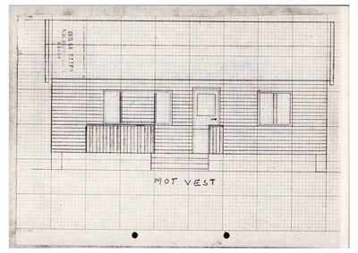 Fasadetegning av en bygning sett mot vest, med vinduer, dør og trapp.