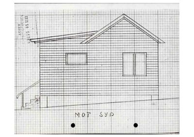 Fasadetegning av en bygning sett fra sør (mot syd), med tegninger av vinduer, tak og trapp.