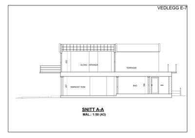 Snittegning (SNITT A-A) som viser tverrsnittet av en bygning med romfordeling og mål.