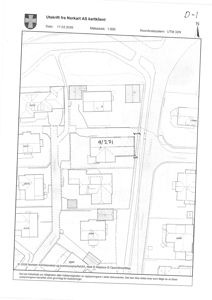 Situasjonsplan som viser tomt, bygninger og veier i et nabolag.