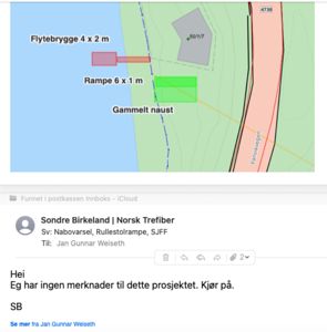 Situasjonsplan som viser plassering av en flytebrygge, en rampe og et gammelt naust i forhold til vannkanten og naboeiendommen.