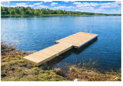 Fotografi av en ferdigbygd treplattform (dock) som strekker seg ut i et vann.