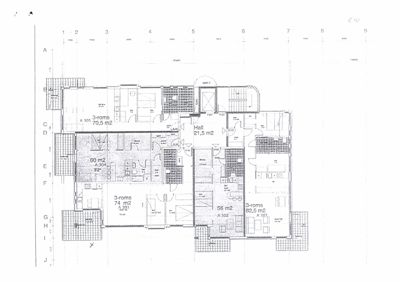Etasjeplan som viser romfordeling, arealer og plassering av leiligheter i et bygg.